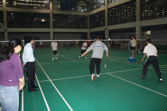 yp街机集团举行第一届羽毛球角逐